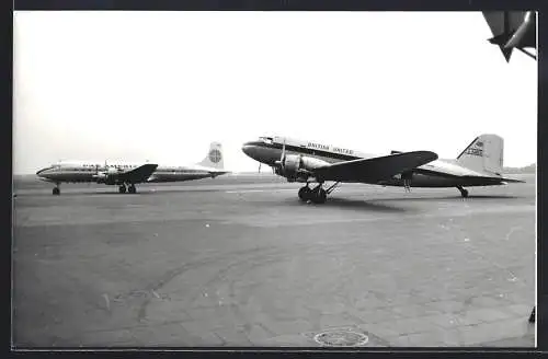 Fotografie Flugzeug Douglas DC-3 der British United G-AMSV & DC-6 der Pan Am auf dem Flughafen Berlin-Tempelhof