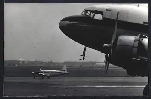 Fotografie Flugzeug Douglas DC-3 & De Havilland D.H. 104 Dove Mrioan Air Service G-AMYO in Berlin-Tempelhof