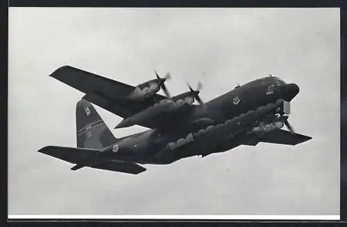 Fotografie Flugzeug Lockheed C-130 Hercules der USAF über Berlin-Tempelhof