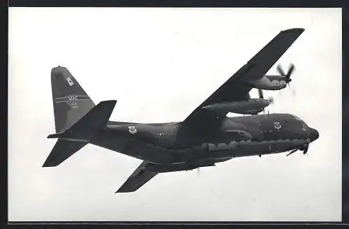 Fotografie Flugzeug Lockheed C-130 Hercules der USAF über Berlin-Tempelhof