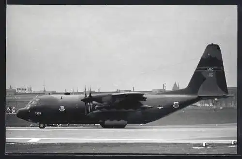 Fotografie Flughafen Berlin-Tempelhof, Flugzeug Lockheed C-130 Hercules der USAF
