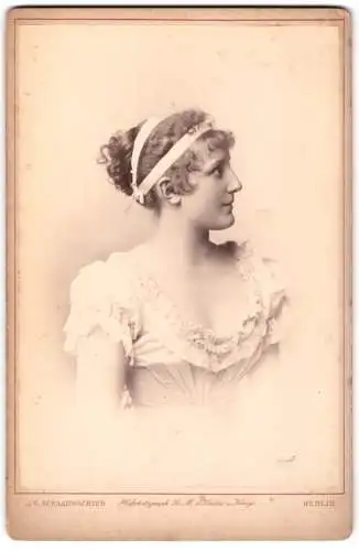 Fotografie J. C. Schaarwächter, Berlin, Kabinettportrait Schauspielerin Rosa Poppe mit Haarband