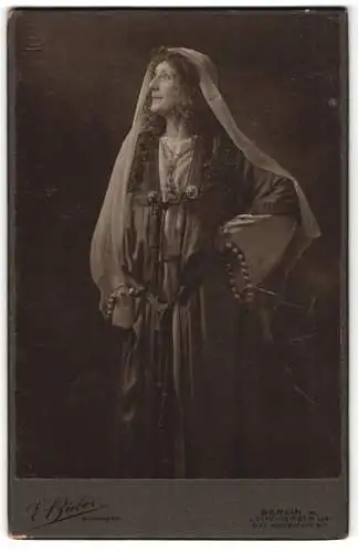 Fotografie E. Bieber, Berlin, Leipzigerstr. 124, Schauspielerin in historischem Kleid