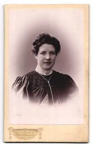 Fotografie Maria Lundbäck, Uddevalla, Ansicht Uddevalla, das Atelierhaus mit Garten, kgl. Wappen