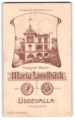 Fotografie Maria Lundbäck, Uddevalla, Ansicht Uddevalla, das Ateliershaus in der Aussenansicht, kgl. Wappen