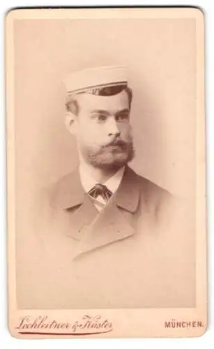 Fotografie Lechleitner & Küster, München, Amalienstrasse 6, Porträt eines bärtigen Studenten mit Mütze und Couleur