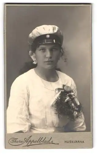 Fotografie Thure Appelblad, Huskvarna, Junge schwedische Studentin mit Mütze und Blumenstrauss
