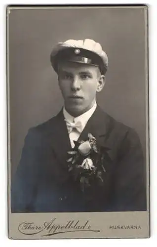 Fotografie Thure Appelblad, Huskvarna, Porträt eines jungen schwedischen Studenten mit Mütze und Blumenstrauss