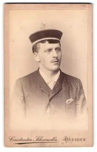 Fotografie Constantin Schwendler, Dresden, Sophienstrasse 5, Porträt eines Studenten mit Mütze samt Couleur