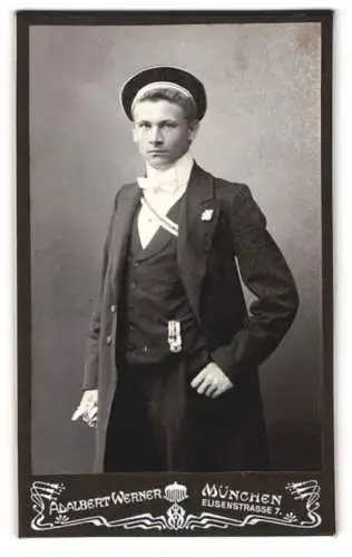 Fotografie Adalbert Werner, München, Elisenstrasse 7, eleganter junger Student mit Couleur und Zipfel