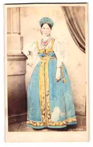 Fotografie unbekannter Fotograf und Ort, Schauspielerin in traditioneller Tracht, Handkoloriert