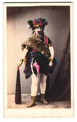 Fotografie R. Beyer, St. Petersburg, Miasnikoff 5, b. 23, Schauspieler als Höhlenmensch Kostüm mit Keule, Handkoloriert