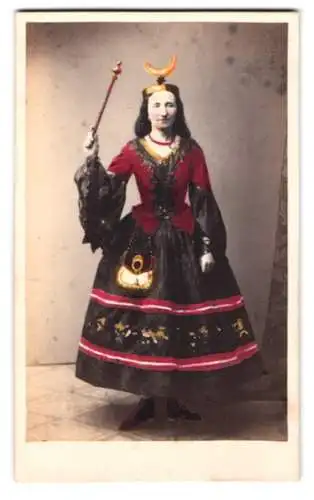 Fotografie R. Beyer, St. Petersburg, Miasnikoff No. 5, Frau in kunstvoller Tracht mit Zepter & Halbmond, Handkoloriert