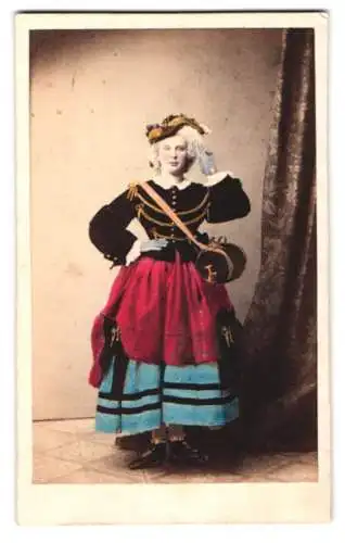 Fotografie R. Beyer, St. Petersburg, Frau in Bühnenkostüm mit Bierfass und Dreispitz, Handkoloriert