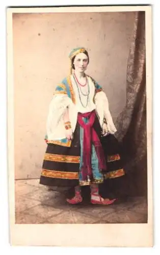 Fotografie R. Beyer, St. Petersburg, Mjasnikoff N 5, Schauspielerin in orientalischer Tracht, Handkoloriert