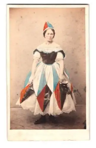 Fotografie R. Beyer, St. Petersburg, Schauspielerin in Harlekin-Kostüm, Handkoloriert