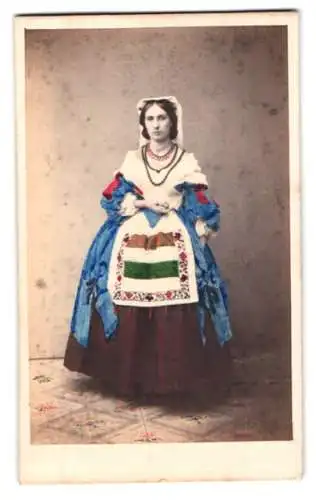 Fotografie R. Beyer, St. Petersburg, Schauspielerin in traditioneller Kleidung mit Indien Flagge, Handkoloriert