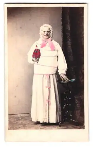 Fotografie R. Beyer, St. Petersburg, Schauspieler als Kleinkind mit Kasperle Puppe und Schnuller, Handkoloriert