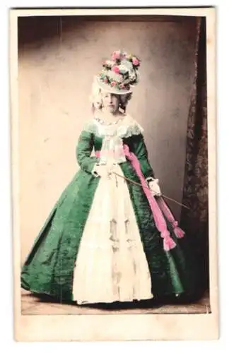 Fotografie R. Beyer, St. Petersburg, D. Miasnikova 5, Schauspielerin in historischer Kleidung, Handkoloriert