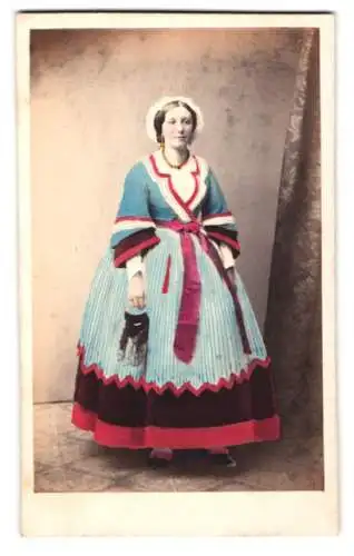 Fotografie R. Beyer, St. Petersburg, Elegante Schauspielerin im Kleid, Handkoloriert
