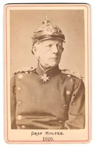 Fotografie unbekannter Fotograf und Ort, Porträt Graf Moltke in Uniform mit Pickelhaube, Halsorden