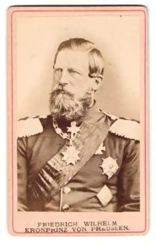 Fotografie unbekannter Fotograf und Ort, Porträt Kronprinz Friedrich Wilhelm III. v. Preussen in Uniform mit Orden