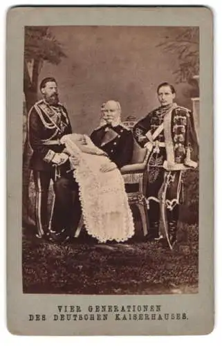 Fotografie unbekannter Fotograf und Ort, Vier Generationen des deutschen Kaiserhauses, Uniform