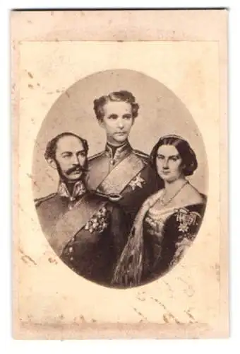 Fotografie unbekannter Fotograf und Ort, König Ludwig II v. Bayern mit Eltern Maximilian II. & Marie von Preussen