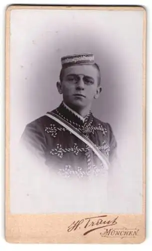 Fotografie H. Traut, München, Portrait des jungen Studenten Hans Schwaighofer im vollen Wichs