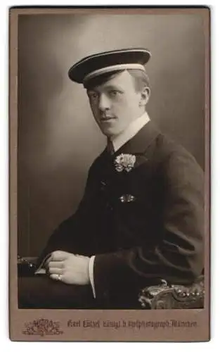 Fotografie Karl Lützel, München, Rumfordstrasse 16, Porträt Student F. Dietrich mit Mütze und Couleur, 1907
