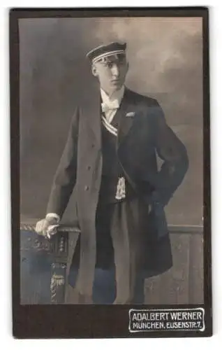 Fotografie Adalbert Werner, München, Elisenstrasse 7, Porträt eines Studenten der Absolvia VI a, 1918