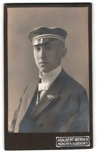Fotografie Adalbert Werner, München, Elisenstrasse 7, Porträt eines Studente der Absolvia VI a mit Mütze, 1918