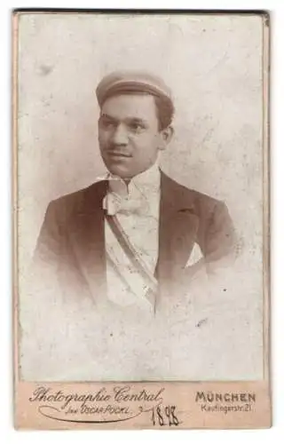 Fotografie Oscar Pöckl, München, Kaufingerstr. 21, Porträt Student Max Rell mit Couleur und Schirmmütze, 1898