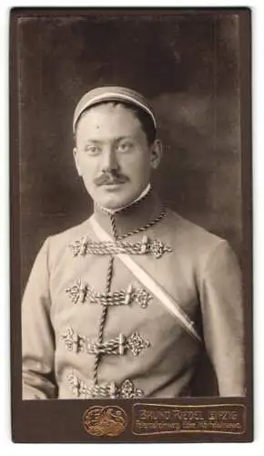 Fotografie Bruno Riedel, Leipzig, Peterssteinweg, CDV eines jungen Studenten im vollen Wichs mit Couleur