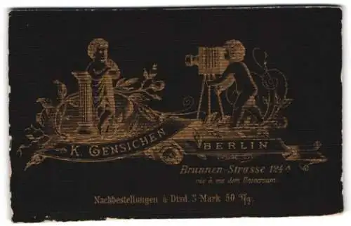 Fotografie K. Gensichen, Berlin, Brunnen-Strasse 124A, zwei Kinder mit Plattenkamera als Fotograf und Modell