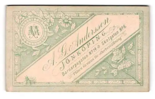 Fotografie A. G. Andersson, Jönköping, Barnarpsgatan 14, Monogramm des Fotografen & Anschrift des Atelier, Schmetterling