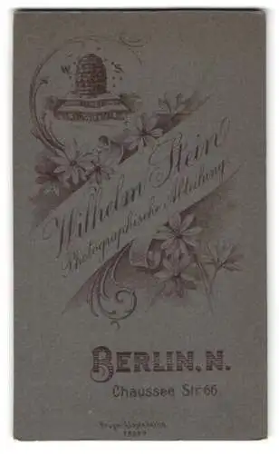 Fotografie Wilhelm Stein, Berlin, Chaussee Str. 66, Bienenstock mit Initialen des Fotografen, Anschrift
