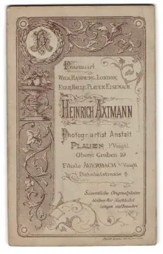 Fotografie Heinrich Axtmann, Plauen, Oberer Graben 19, Monogramm des Fotografen mit floraler Verzierung, Anschirft