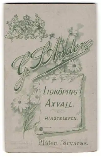 Fotografie G. S. Ander, Lidköping, Axvall, kgl. Wappen über Anschrift des Ateliers auf Banderole, Blumen