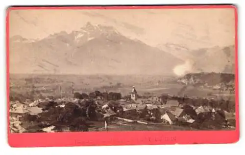Fotografie F. Charnaux, Genf, Ansicht Ollon, Ortsansicht mit Bergkulisse