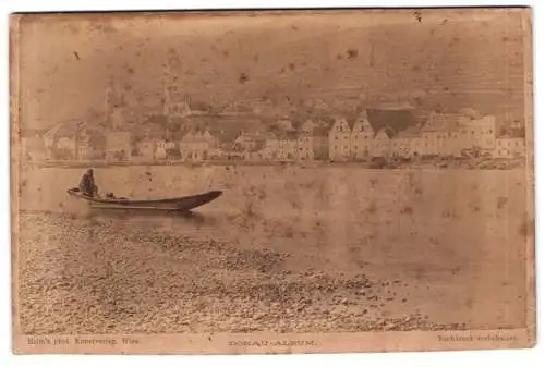 Fotografie Fotograf unbekannt, Wien, Ansicht Stein a. d. Donau, Donau-Ansicht mit Boot und Blick zum Ort