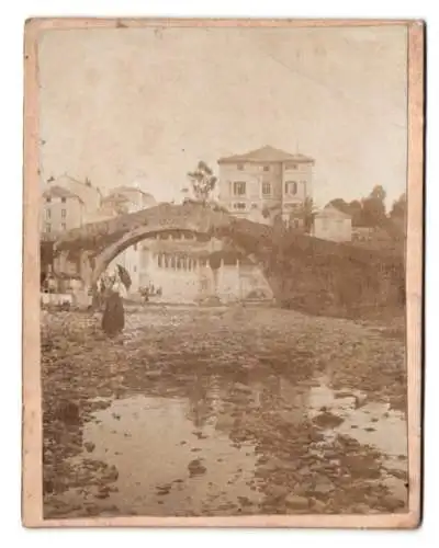 Fotografie unbekannter Fotograf, Ansicht Nervi, Flusslandschaft mit Brücke und Gebäude im Hintergrund