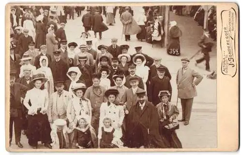 Fotografie J. Sonderegger, Westerland, Ansicht Westerland, Grosse Menschenansammlung auf der Promenade
