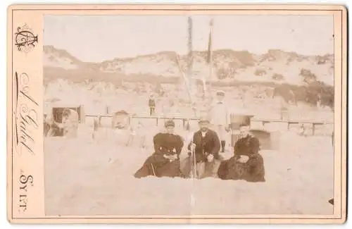 Fotografie A. Gäbel, Sylt, Ansicht Sylt, Gruppe am Strand vor Dünenlandschaft