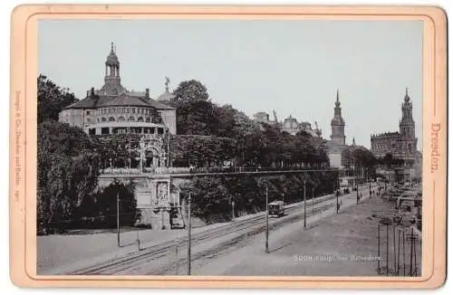 Fotografie Stengel & Co., Dresden, Ansicht Dresden, Königsufer, Historische Ansicht mit Belvedere mit Strassenbahn
