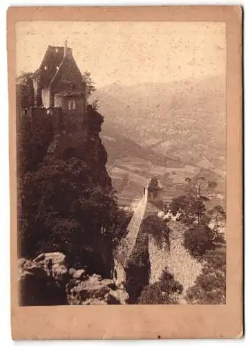 Fotografie unbekannter Fotograf, Ansicht Aggstein an der Donau, Burgruine auf Felsen mit weitem Ausblick