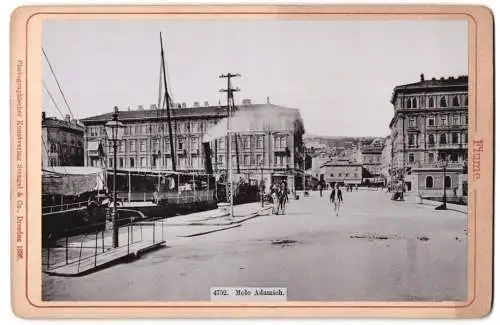 Fotografie Stengel & Co., Dresden, Ansicht Fiume, Molo Adamich, Strassenszene mit Gebäuden und Hafen