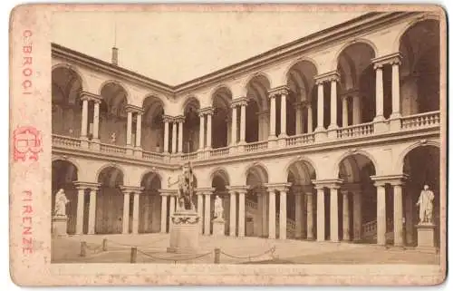 Fotografie C. Brogi, Firenze, Via Tornabuoni 1, Ansicht Milano, Innenhof des Palastes Brera mit Statuen