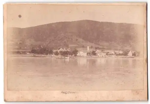 Fotografie unbekannter Fotograf, Ansicht Aggstein, Flusslandschaft mit Dorf im Hintergrund