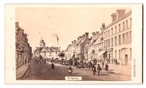 Fotografie A. Maugendre, Paris, Rue des Tournelles, Ansicht Isigny-sur-Mer, Stadtansicht mit Marktgeschehen